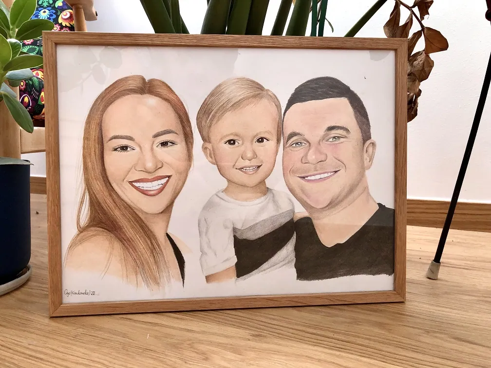 Portret rodziny ze zdjęcia w ramie, rysowany kredkami